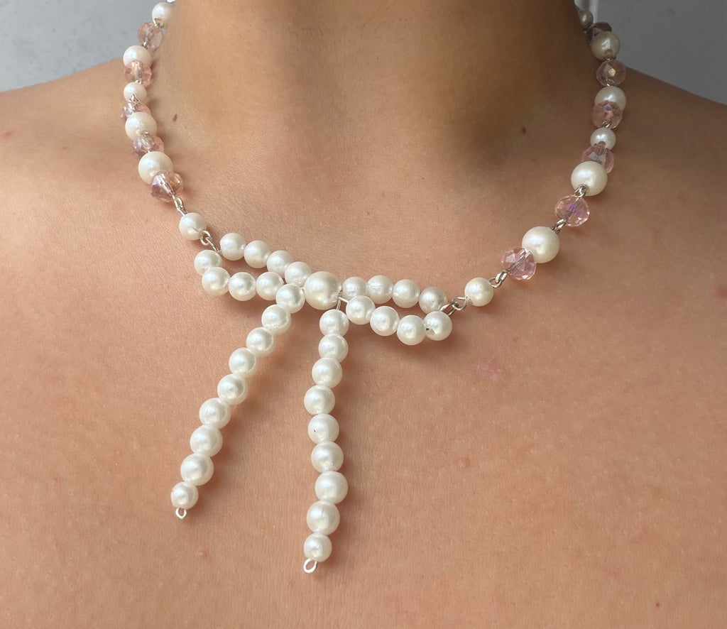 Coquette bow necklace ￼